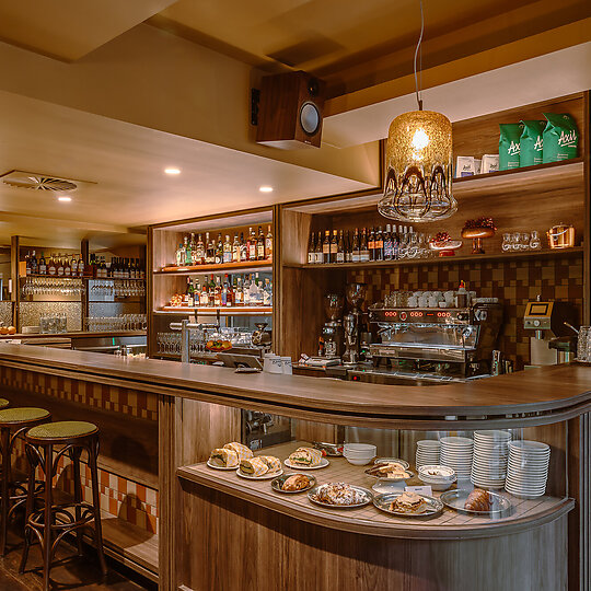 Interior photograph of Elio's Place by Duncan Jacob